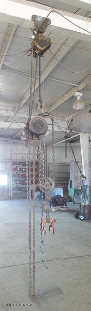 image for item EF9028 (4) chain hoists with trolleys