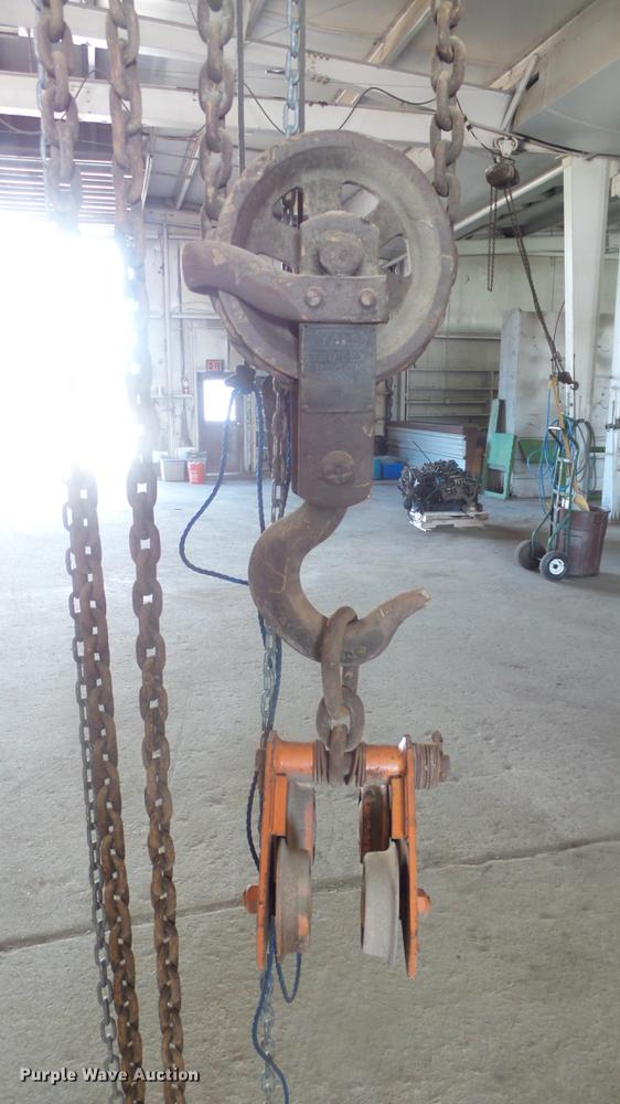 image for item EF9028 (4) chain hoists with trolleys