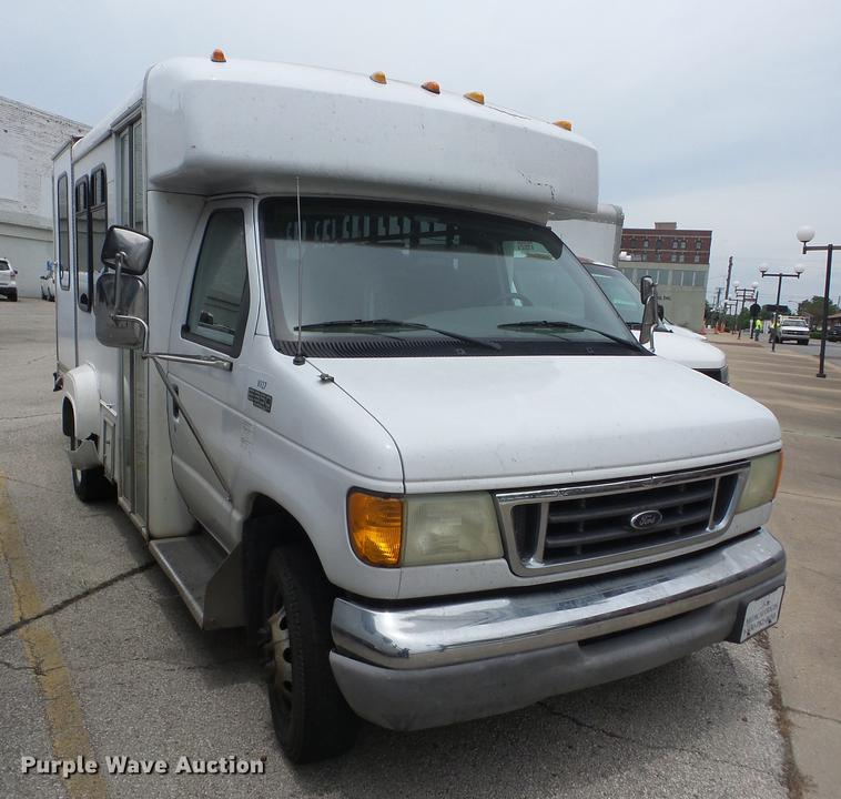 image for item EI9848 2003 Ford E350 Super Duty shuttle bus