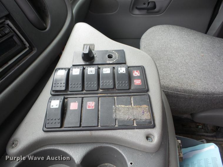 image for item EI9848 2003 Ford E350 Super Duty shuttle bus