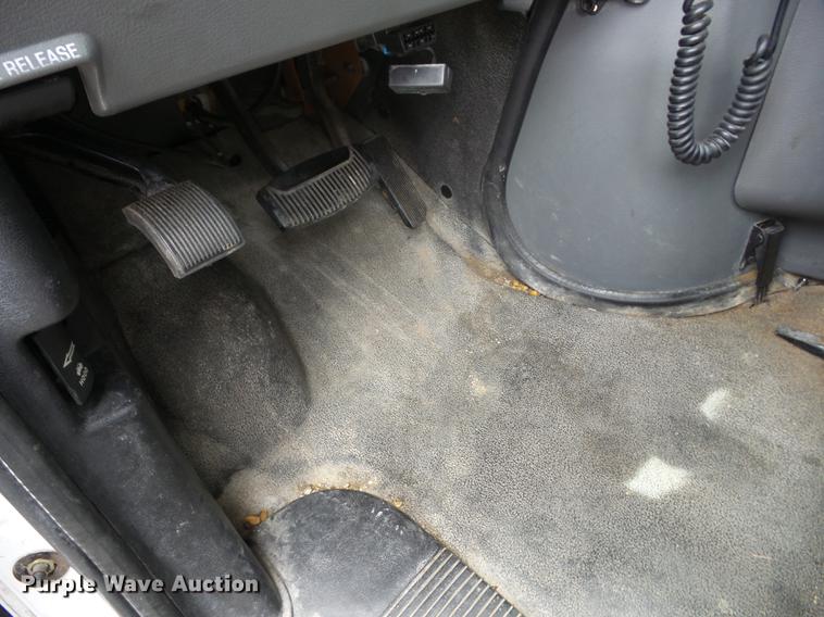 image for item EI9848 2003 Ford E350 Super Duty shuttle bus