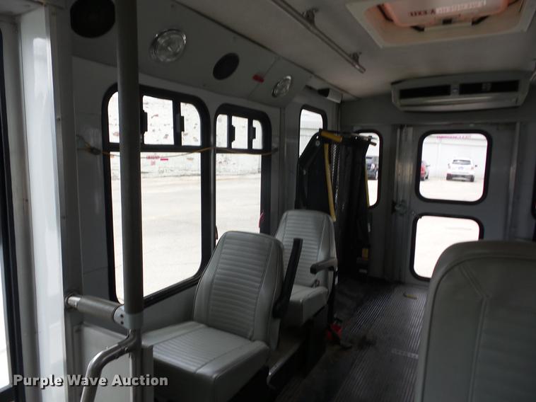 image for item EI9848 2003 Ford E350 Super Duty shuttle bus