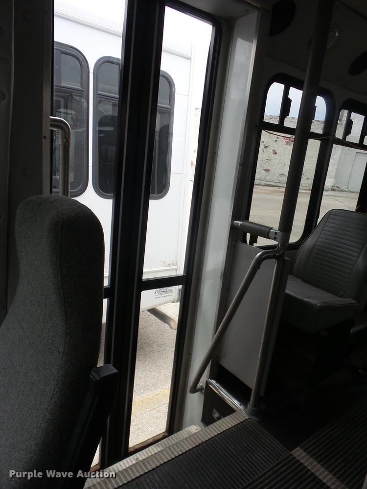 image for item EI9848 2003 Ford E350 Super Duty shuttle bus