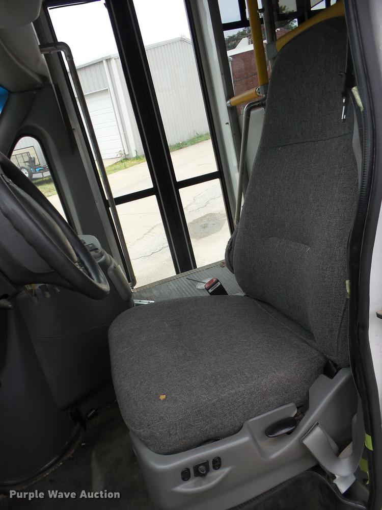 image for item EI9849 2004 Ford E350 Super Duty shuttle bus