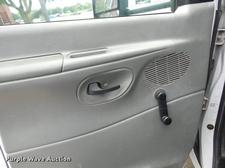 image for item EI9849 2004 Ford E350 Super Duty shuttle bus