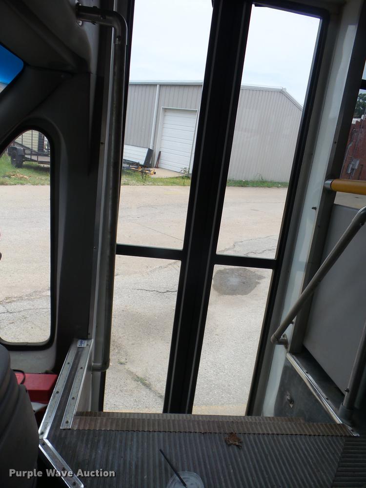 image for item EI9849 2004 Ford E350 Super Duty shuttle bus