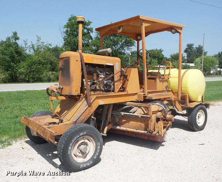 image for item EI9854 1986 Broce T15 broom