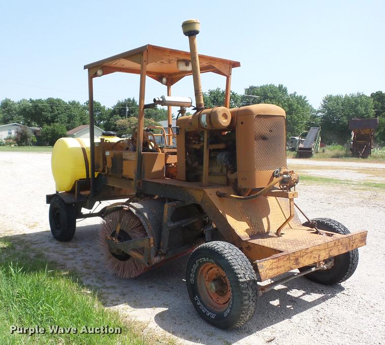 image for item EI9854 1986 Broce T15 broom