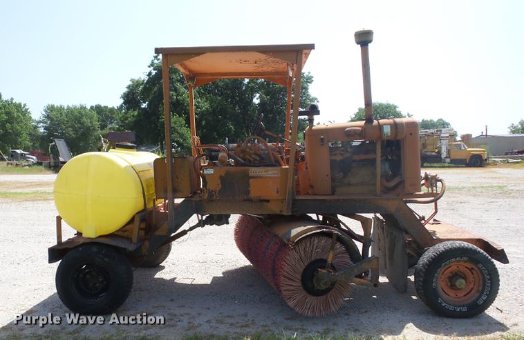 image for item EI9854 1986 Broce T15 broom