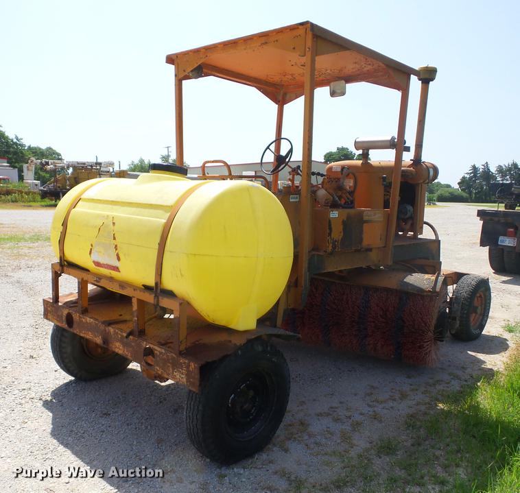 image for item EI9854 1986 Broce T15 broom