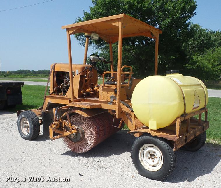 image for item EI9854 1986 Broce T15 broom