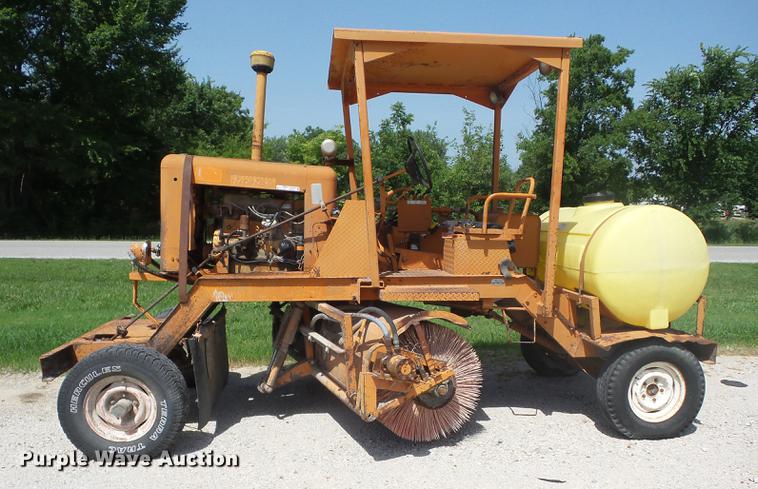 image for item EI9854 1986 Broce T15 broom