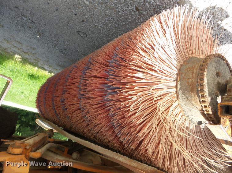 image for item EI9854 1986 Broce T15 broom