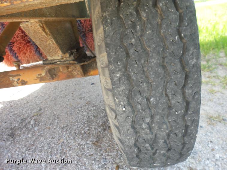 image for item EI9854 1986 Broce T15 broom