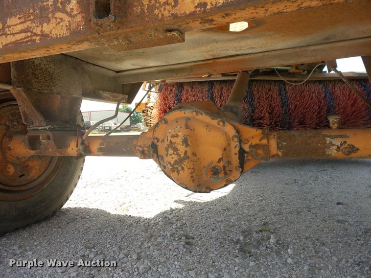 image for item EI9854 1986 Broce T15 broom