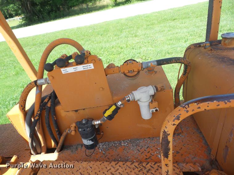 image for item EI9854 1986 Broce T15 broom