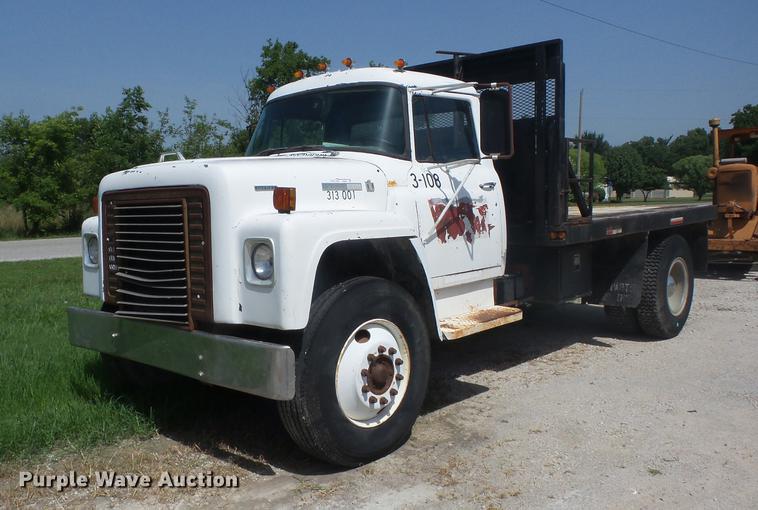 image for item EI9855 1975 International 1850 flatbed truck