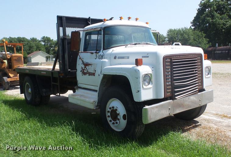 image for item EI9855 1975 International 1850 flatbed truck