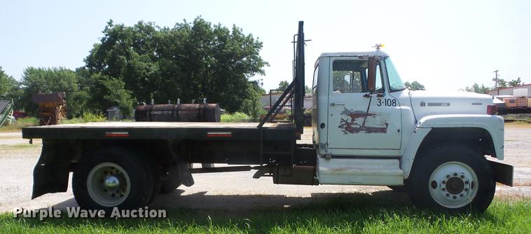 image for item EI9855 1975 International 1850 flatbed truck