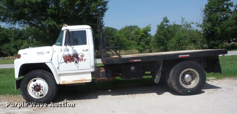image for item EI9855 1975 International 1850 flatbed truck