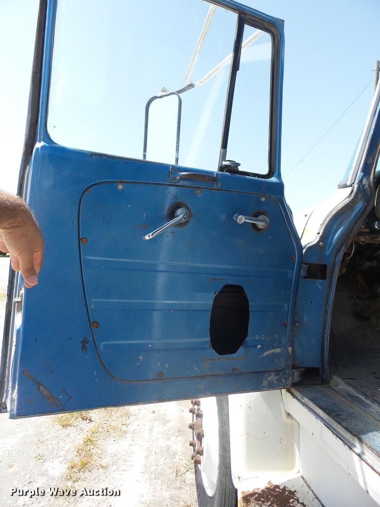 image for item EI9855 1975 International 1850 flatbed truck