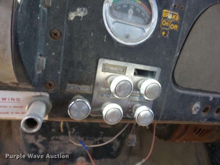 image for item EI9855 1975 International 1850 flatbed truck