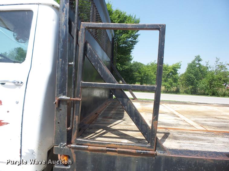 image for item EI9855 1975 International 1850 flatbed truck