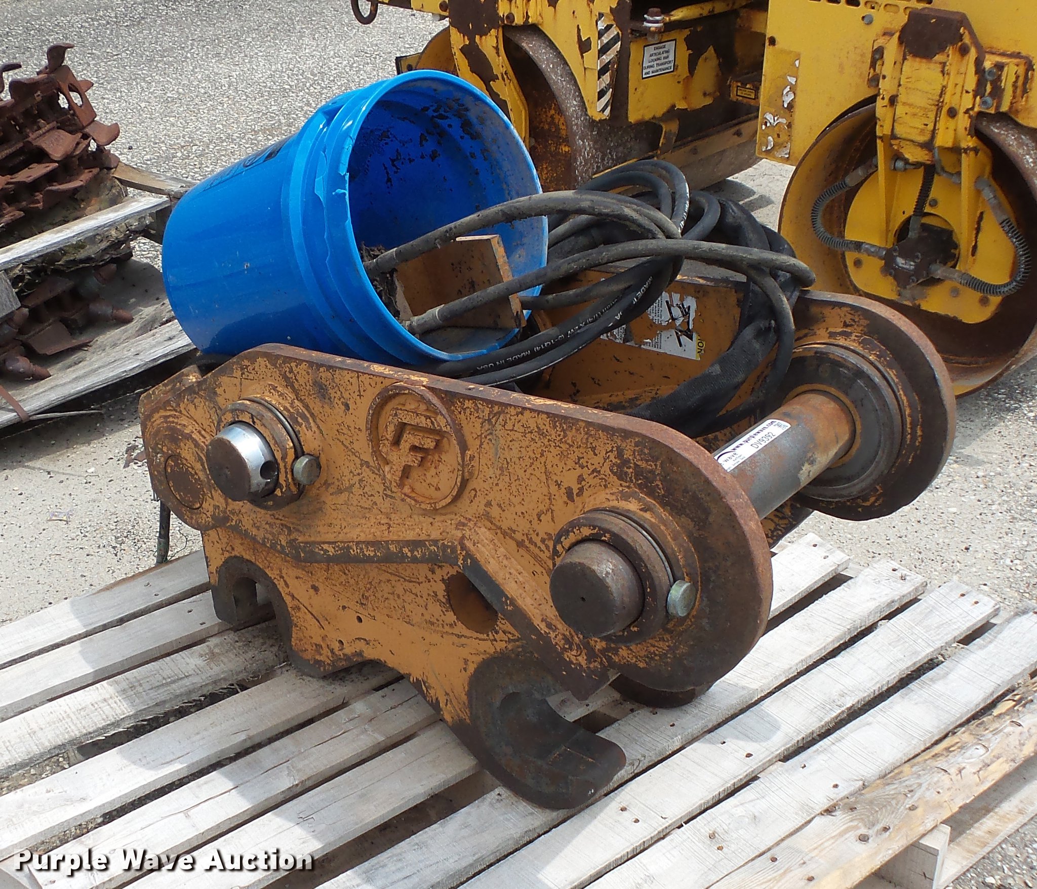 Hydraulic quick attach in Rochester, MN Item DV9392 sold Purple Wave