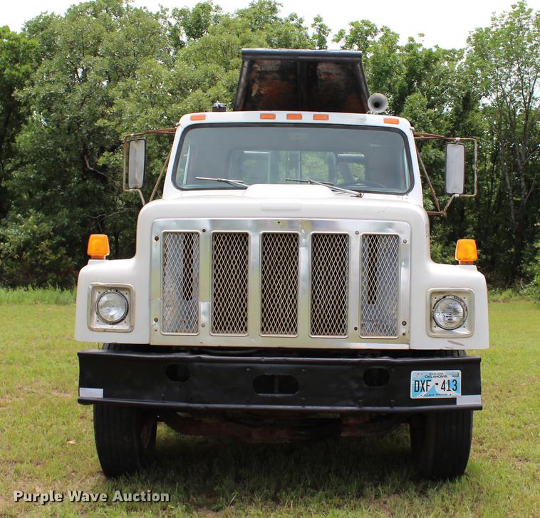 image for item BE9343 1980 International G25 flatbed winch truck