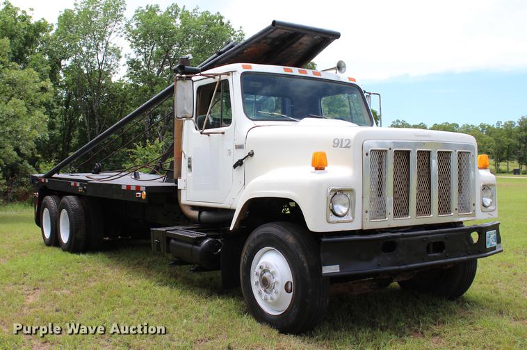 image for item BE9343 1980 International G25 flatbed winch truck