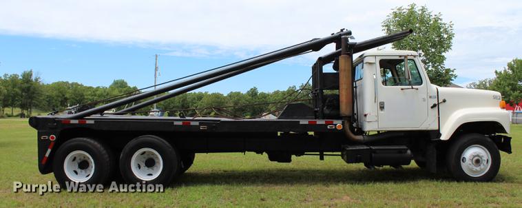 image for item BE9343 1980 International G25 flatbed winch truck