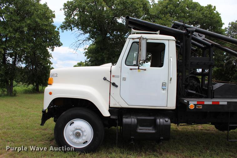 image for item BE9343 1980 International G25 flatbed winch truck