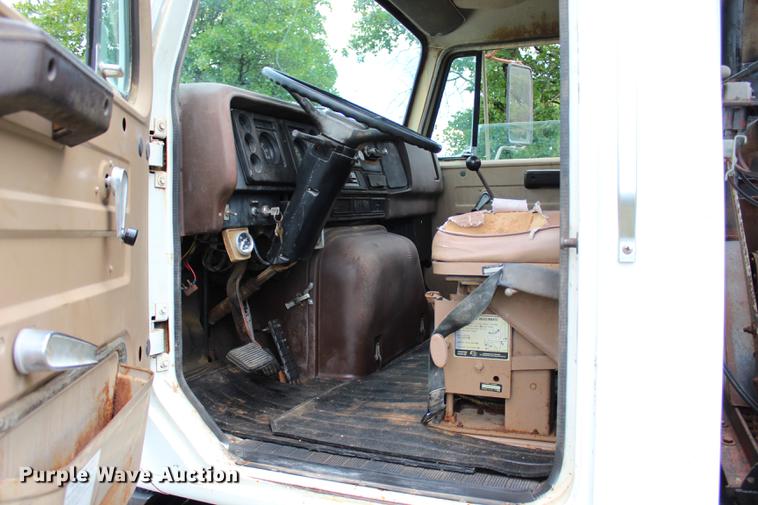 image for item BE9343 1980 International G25 flatbed winch truck