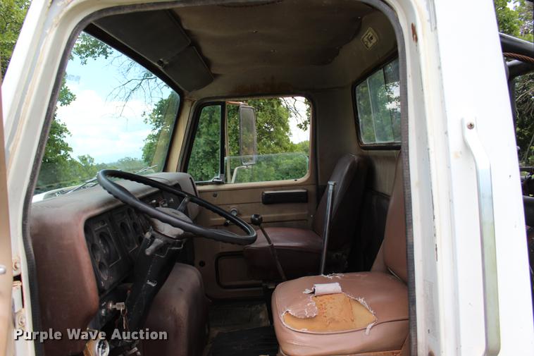 image for item BE9343 1980 International G25 flatbed winch truck