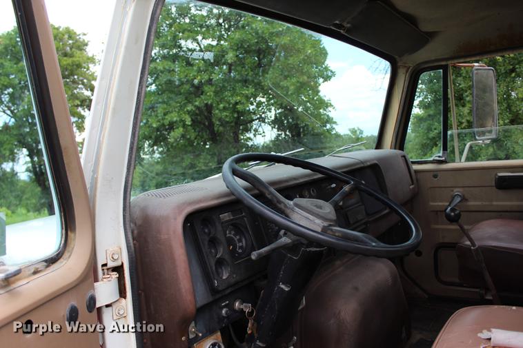 image for item BE9343 1980 International G25 flatbed winch truck