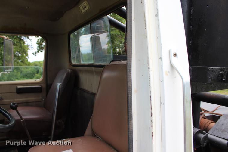 image for item BE9343 1980 International G25 flatbed winch truck