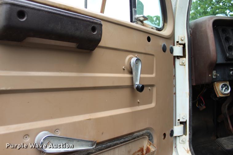 image for item BE9343 1980 International G25 flatbed winch truck