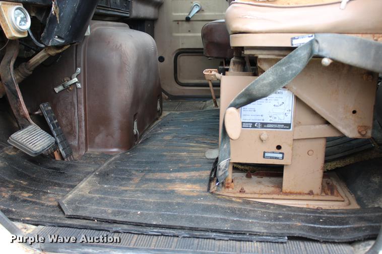 image for item BE9343 1980 International G25 flatbed winch truck