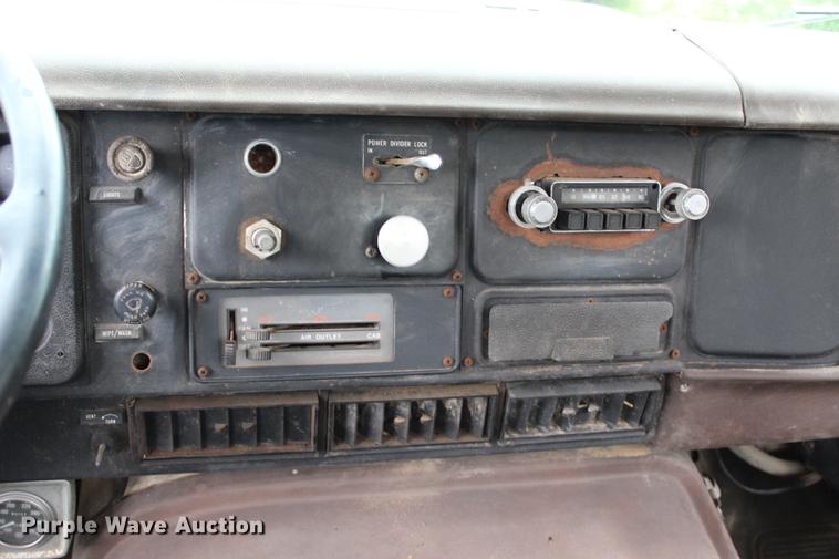 image for item BE9343 1980 International G25 flatbed winch truck