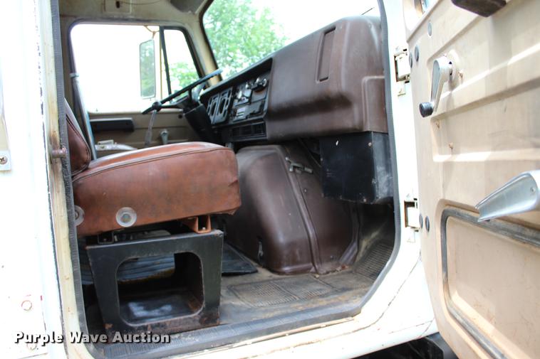 image for item BE9343 1980 International G25 flatbed winch truck