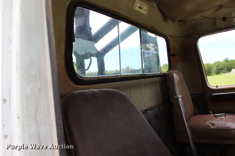 image for item BE9343 1980 International G25 flatbed winch truck