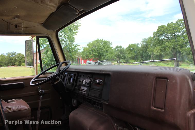 image for item BE9343 1980 International G25 flatbed winch truck