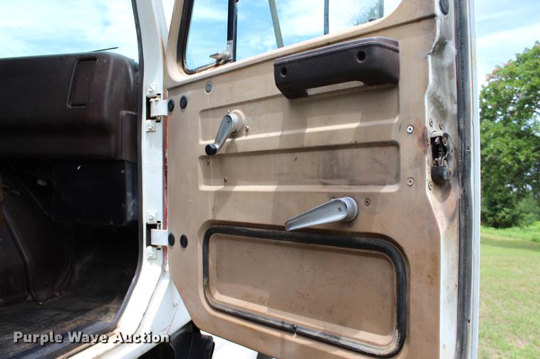 image for item BE9343 1980 International G25 flatbed winch truck