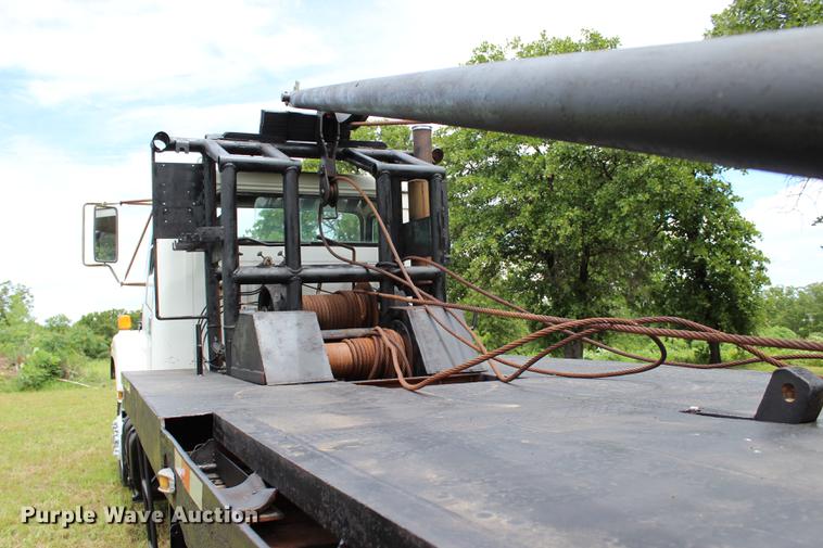 image for item BE9343 1980 International G25 flatbed winch truck