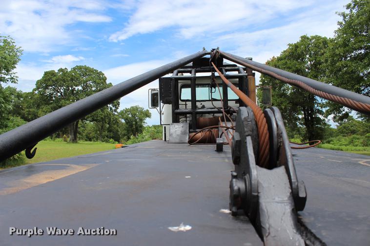 image for item BE9343 1980 International G25 flatbed winch truck