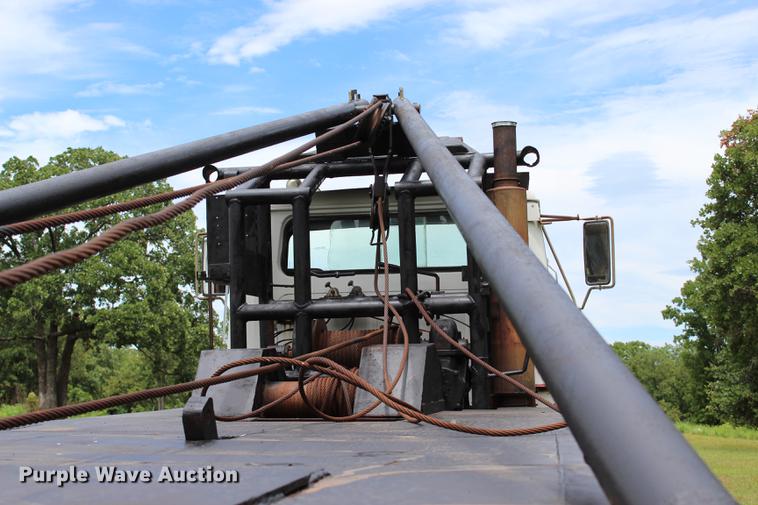 image for item BE9343 1980 International G25 flatbed winch truck