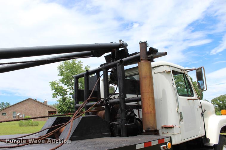 image for item BE9343 1980 International G25 flatbed winch truck