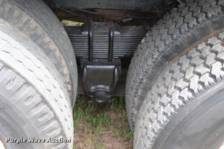 image for item BE9343 1980 International G25 flatbed winch truck