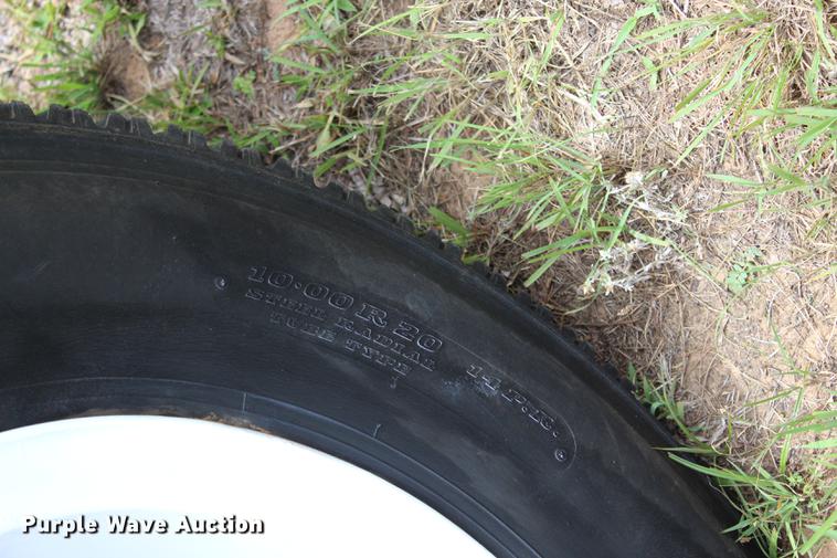 image for item BE9343 1980 International G25 flatbed winch truck