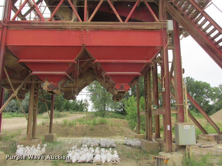 image for item DA8256 (2) bulk hopper bins